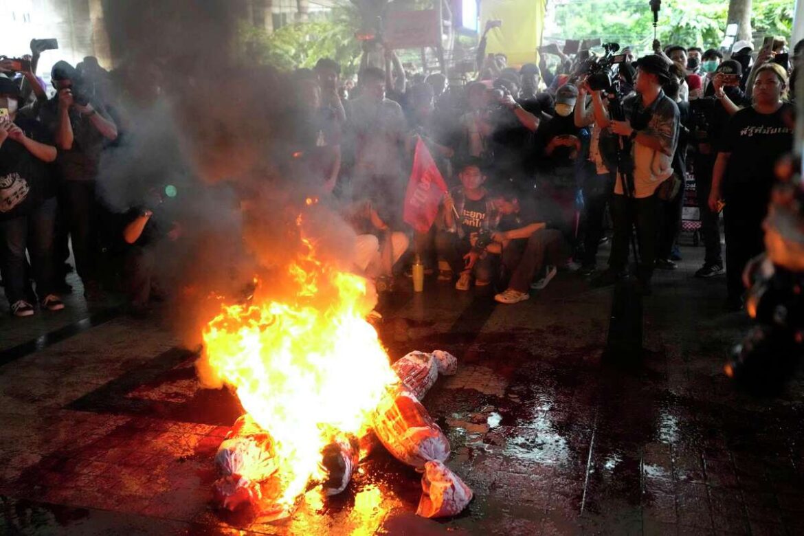 Protesters burn effigies at Pheu Thai HQ as it breaks with Move Forward